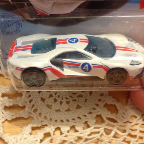 Hot Wheels Ford GT Then and Now 2021 - Picture 2 of 6